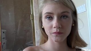 Наивная блондинка ублажает сводного брата отсосом и еблей