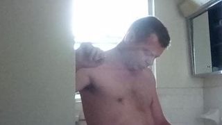 Чувак снимает трах с женой своего друга на камеру в ванной